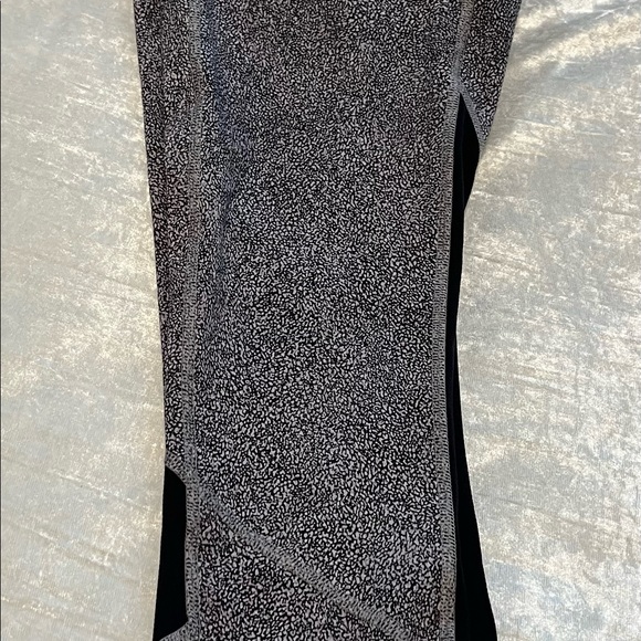 Lululemon Size 6 Crop Leggings Excellent Condition - Picture 7 of 10